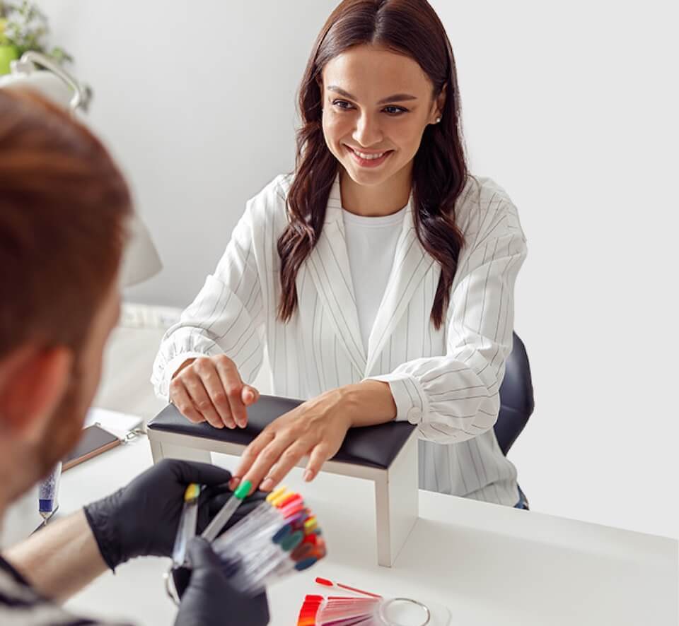 giải pháp thẩm mỹ viện-30 người phụ nữ đang làm móng