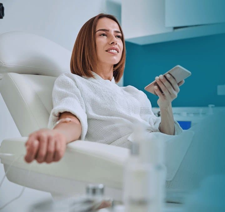 med-spa-30-mobile 一名女子正在接受靜脈輸液